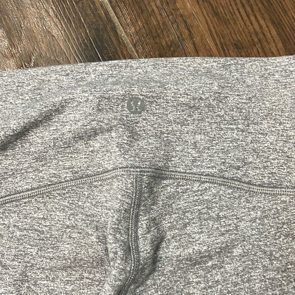 🧘 Lululemon Cropped Leggings - Size 8 - Thicker Material - Picture 4 of 6